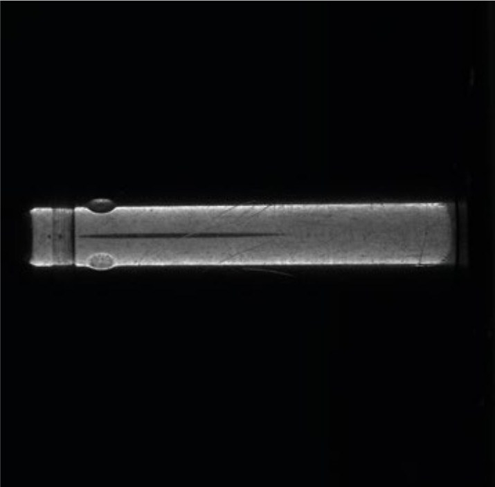 Erkennung von Kratzern und dunklen Stellen auf zylindrischen Metallteilen mit LTTNC-Tunnelleuchten und Fixfokus-Optiken.