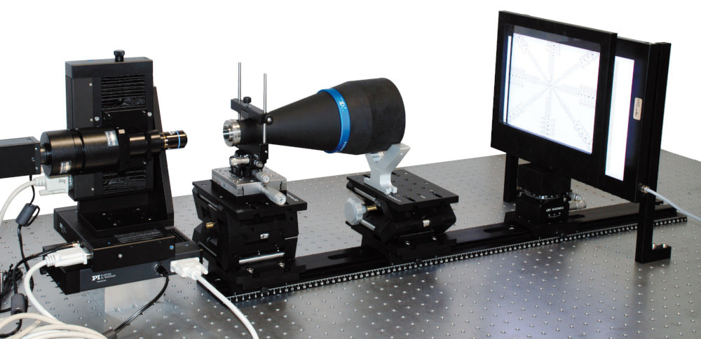 Unsere optische Testbank ermöglicht die Messung der CTF (contrast transfer functon) bis zu 500 lp/mm und der Verzeichnung mit einer Genauigkeit von 0,01%. Bildbereichwölbung, Objektivausrichtung, Schnitt- und Brennweite werden mit einer Genauigkeit von 0,05% gemessen.
